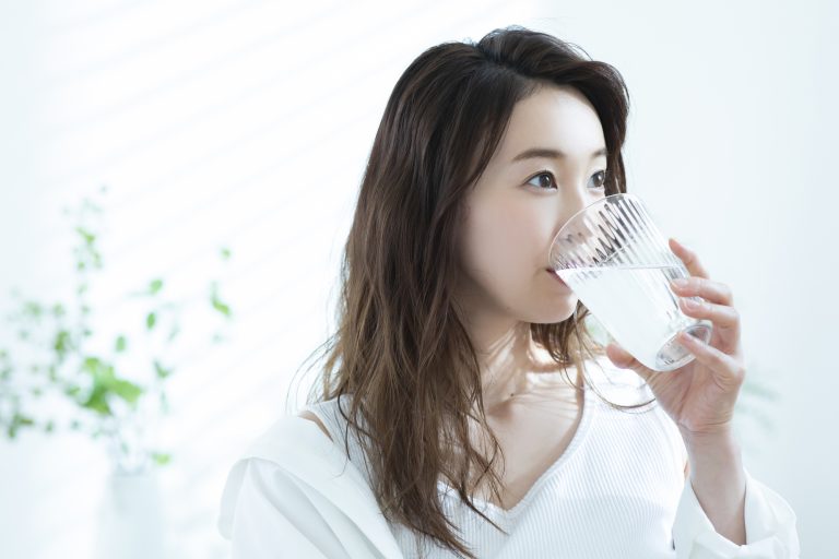 水を飲む女性